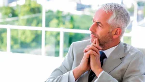 Emprendedor valorando cuando contratar un gestor para su patrimonio inmobiliario