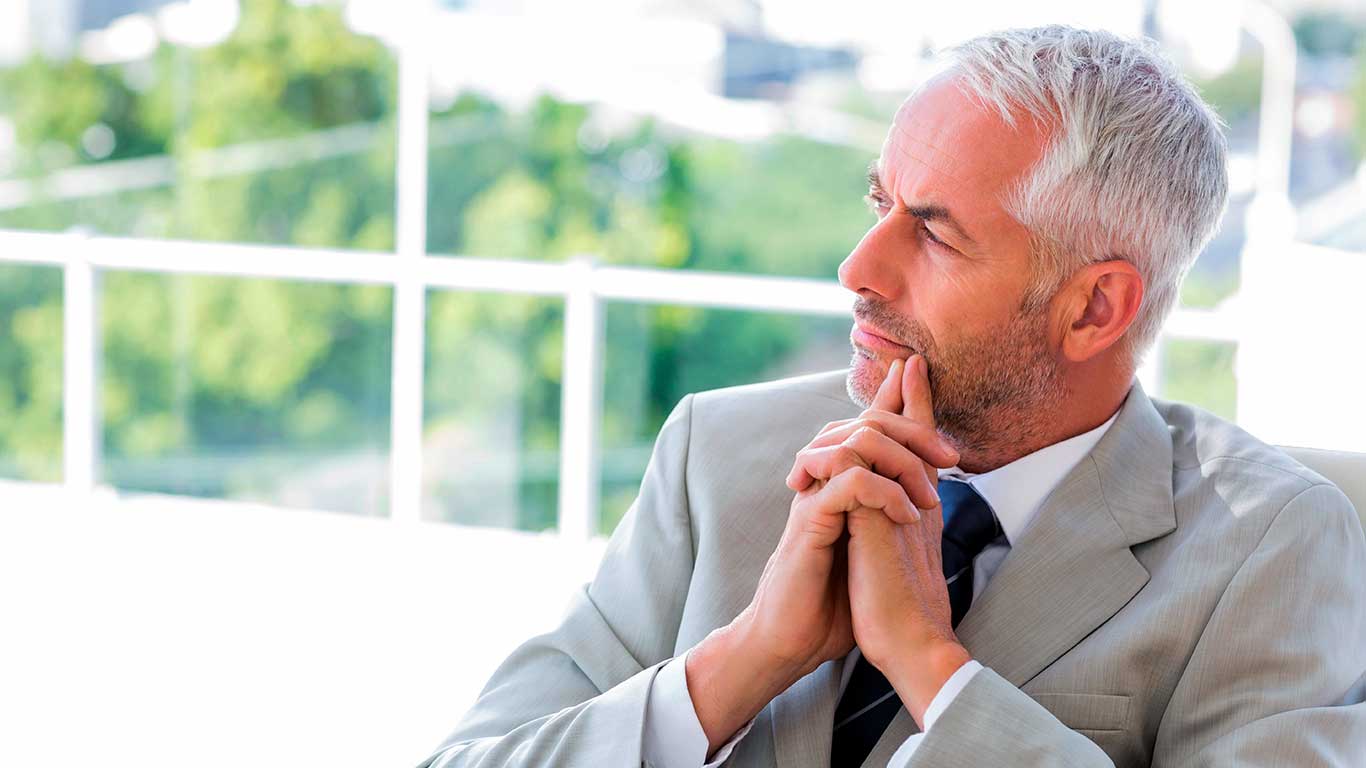 Emprendedor valorando cuando contratar un gestor para su patrimonio inmobiliario